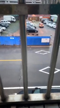 91铁哥 和服装店老板娘有一腿，被风韵少妇拉到住的地方吃鸡，窗外全是人，嫂子却忘情地陶醉舔舐每一处 吸取淫液！ 截图3