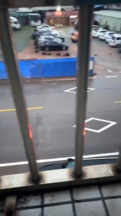 91铁哥 和服装店老板娘有一腿，被风韵少妇拉到住的地方吃鸡，窗外全是人，嫂子却忘情地陶醉舔舐每一处 吸取淫液！ 截图4