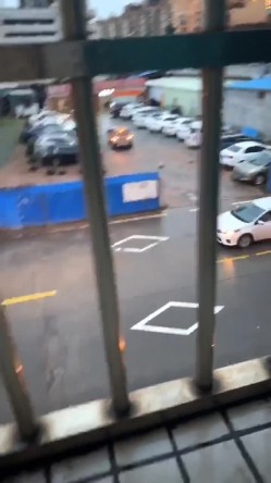 91铁哥 和服装店老板娘有一腿，被风韵少妇拉到住的地方吃鸡，窗外全是人，嫂子却忘情地陶醉舔舐每一处 吸取淫液！ 截图5