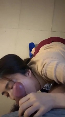 91铁哥 和服装店老板娘有一腿，被风韵少妇拉到住的地方吃鸡，窗外全是人，嫂子却忘情地陶醉舔舐每一处 吸取淫液！ 截图12