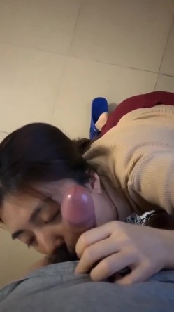 91铁哥 和服装店老板娘有一腿，被风韵少妇拉到住的地方吃鸡，窗外全是人，嫂子却忘情地陶醉舔舐每一处 吸取淫液！ 截图14