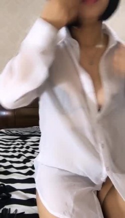 短发骚妇约炮啪啪秀 玩SM带手铐滴蜡情趣网衣奶子漏外面 后入暴操高潮射嘴里 截图3