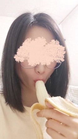 《贵在真实 反差淫妻》顶级绿帽刷锅狠人完美S身材极品女神眼镜教师人妻【ZM宝儿】私拍完结，调教成母狗3P 截图6