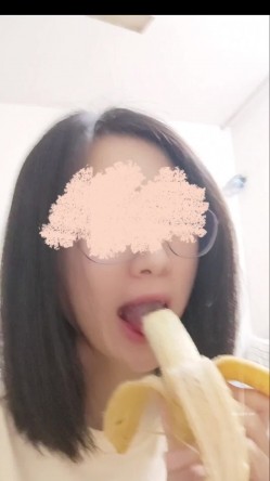 《贵在真实 反差淫妻》顶级绿帽刷锅狠人完美S身材极品女神眼镜教师人妻【ZM宝儿】私拍完结，调教成母狗3P 截图14