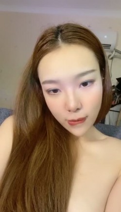 近期下海性感美女！微毛骚穴全裸自慰！振动棒磨蹭，闭着眼睛表情超享受，揉搓阴蒂极度诱惑 截图8
