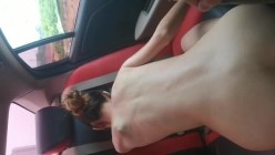 工地旁边的挖掘机师傅，远远看到小骚货脱光光了吧~~人妻全裸在车内整发骚呢：把车窗全部打完下来！ 截图3