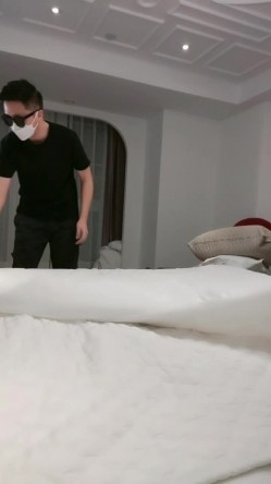 【美乳模特】酒店约炮，卖骚~男主不给力直接约两个（上部）~！很有气质的漂亮少妇，画质不错 截图15