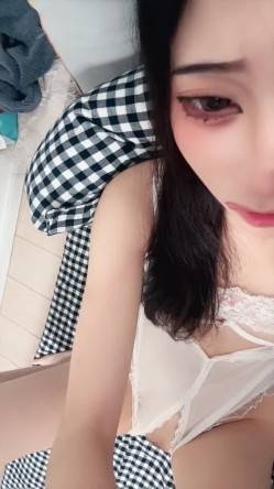 【菠萝吹吹】小兔子张张! 纯欲母狗校花 奶子很正圆而美 性感开档情趣服 主动吃鸡无套啪啪 内射 截图10