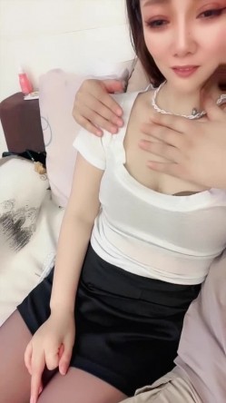 超骚的姐妹花双女淫荡【眼镜姐妹花】脱光光跳蛋振动棒插对方和炮友3P互相舔逼一起吃鸡巴 截图3