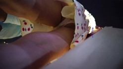 地铁商场贴身极限偸拍数位小姐姐裙内碰到几位超骚的反差婊不穿内裤真空露逼出门以为裙子长就没事了 截图7