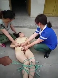偷情的下场真惨啊，被几个老娘们逮到 ，全身扒光赤裸还要绑住双脚，还要被指指点点，唉。 截图1