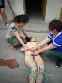 偷情的下场真惨啊，被几个老娘们逮到 ，全身扒光赤裸还要绑住双脚，还要被指指点点，唉。 截图2