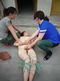 偷情的下场真惨啊，被几个老娘们逮到 ，全身扒光赤裸还要绑住双脚，还要被指指点点，唉。 截图3