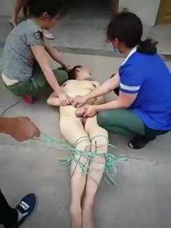 偷情的下场真惨啊，被几个老娘们逮到 ，全身扒光赤裸还要绑住双脚，还要被指指点点，唉。 截图4