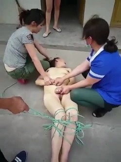 偷情的下场真惨啊，被几个老娘们逮到 ，全身扒光赤裸还要绑住双脚，还要被指指点点，唉。 截图5