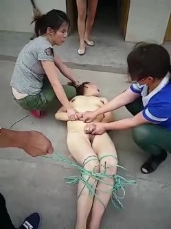 偷情的下场真惨啊，被几个老娘们逮到 ，全身扒光赤裸还要绑住双脚，还要被指指点点，唉。 截图6