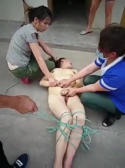 偷情的下场真惨啊，被几个老娘们逮到 ，全身扒光赤裸还要绑住双脚，还要被指指点点，唉。 截图7