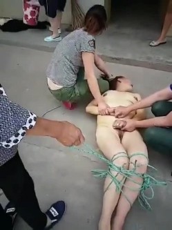 偷情的下场真惨啊，被几个老娘们逮到 ，全身扒光赤裸还要绑住双脚，还要被指指点点，唉。 截图8