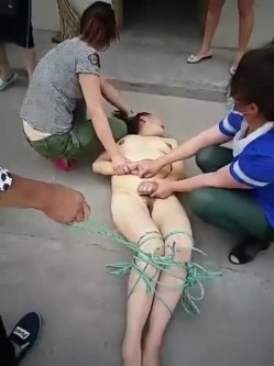 偷情的下场真惨啊，被几个老娘们逮到 ，全身扒光赤裸还要绑住双脚，还要被指指点点，唉。 截图9