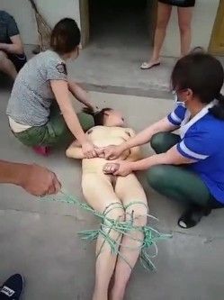 偷情的下场真惨啊，被几个老娘们逮到 ，全身扒光赤裸还要绑住双脚，还要被指指点点，唉。 截图10