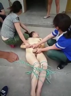 偷情的下场真惨啊，被几个老娘们逮到 ，全身扒光赤裸还要绑住双脚，还要被指指点点，唉。 截图11