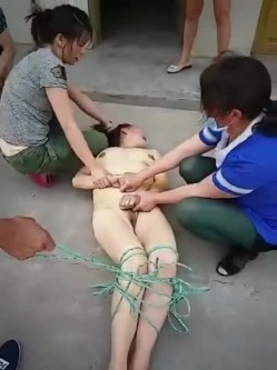 偷情的下场真惨啊，被几个老娘们逮到 ，全身扒光赤裸还要绑住双脚，还要被指指点点，唉。 截图12