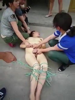偷情的下场真惨啊，被几个老娘们逮到 ，全身扒光赤裸还要绑住双脚，还要被指指点点，唉。 截图13
