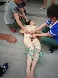偷情的下场真惨啊，被几个老娘们逮到 ，全身扒光赤裸还要绑住双脚，还要被指指点点，唉。 截图14