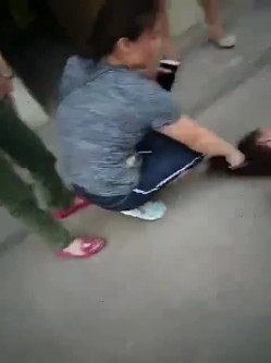 偷情的下场真惨啊，被几个老娘们逮到 ，全身扒光赤裸还要绑住双脚，还要被指指点点，唉。 截图15