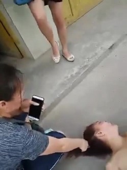 偷情的下场真惨啊，被几个老娘们逮到 ，全身扒光赤裸还要绑住双脚，还要被指指点点，唉。 截图16