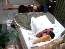 酒店摄像头破解 真实记录中年大叔和丰满少妇玩69各种姿势啪啪 截图1