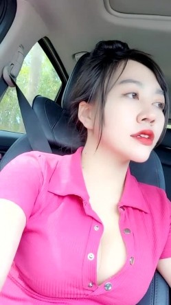 【妖精霍霍】从家中阳台到户外野战，还要车震，极品尤物御姐，美乳白虎，彻底放飞了自我 截图2