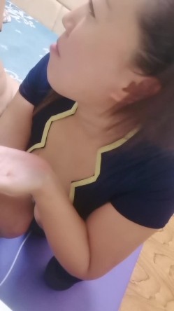 调戏一下骚逼嫂子，露脸开档黑丝诱惑，跪在床前给大哥口交大鸡巴，无套抽插，最后直接撸射在嘴里给狼友看 截图13