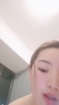 蜜桃臀小少妇露脸深喉大鸡巴不停摆弄，主动上位求插浪荡呻吟淫声荡语，让小哥直接射进逼里又拿道具抽插浪叫 截图12