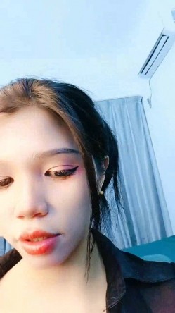 丝袜露脸小美女乖巧听话让小哥哥玩弄抽插，深喉口交大鸡巴， 床上床下各种爆草抽插，干的小骚货都快哭了 截图4