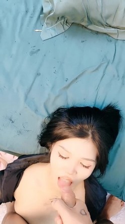 丝袜露脸小美女乖巧听话让小哥哥玩弄抽插，深喉口交大鸡巴， 床上床下各种爆草抽插，干的小骚货都快哭了 截图8