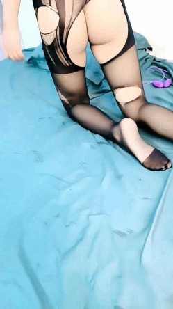 丝袜露脸小美女乖巧听话让小哥哥玩弄抽插，深喉口交大鸡巴， 床上床下各种爆草抽插，干的小骚货都快哭了 截图10