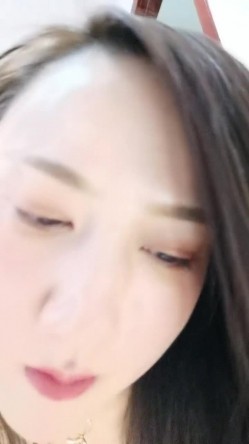 【顶级风骚御姐带母狗项圈自慰】开档黑丝拨开内裤骑乘大屌，边插边大量喷尿，看表情是真的搞爽了，接连喷好几次 截图1