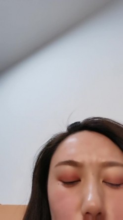【顶级风骚御姐带母狗项圈自慰】开档黑丝拨开内裤骑乘大屌，边插边大量喷尿，看表情是真的搞爽了，接连喷好几次 截图14