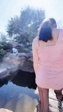 海角绿帽圈大神喜欢让媳妇四处裸露勾引路人 ️带骚老婆逛景区玩刺激偶遇单独路人献妻给操满足我的绿帽愿望 截图6