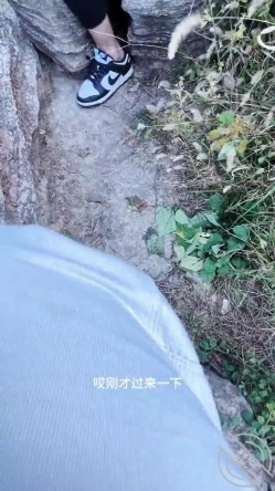 海角绿帽圈大神喜欢让媳妇四处裸露勾引路人 ️带骚老婆逛景区玩刺激偶遇单独路人献妻给操满足我的绿帽愿望 截图8
