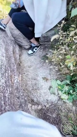 海角绿帽圈大神喜欢让媳妇四处裸露勾引路人 ️带骚老婆逛景区玩刺激偶遇单独路人献妻给操满足我的绿帽愿望 截图9