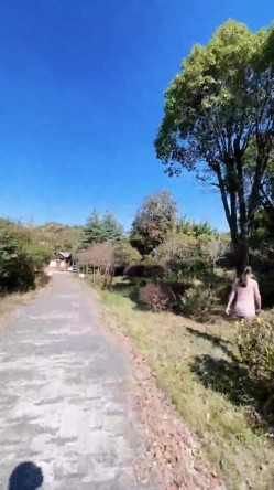 海角绿帽圈大神喜欢让媳妇四处裸露勾引路人 ️带骚老婆逛景区玩刺激偶遇单独路人献妻给操满足我的绿帽愿望 截图10