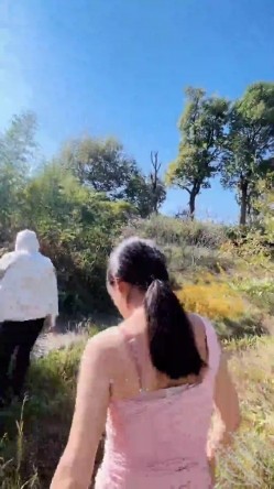 海角绿帽圈大神喜欢让媳妇四处裸露勾引路人 ️带骚老婆逛景区玩刺激偶遇单独路人献妻给操满足我的绿帽愿望 截图11