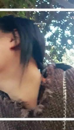 很可爱的18岁学生妹，一大早野外树林车内玩道具，还被一个大叔100元勾搭到车上表演，声音甜甜的！ 截图2