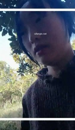 很可爱的18岁学生妹，一大早野外树林车内玩道具，还被一个大叔100元勾搭到车上表演，声音甜甜的！ 截图3