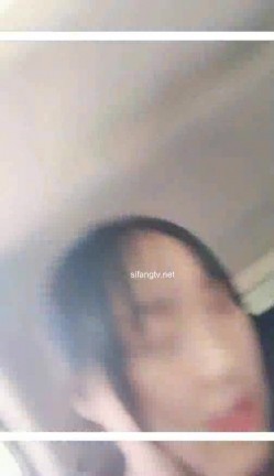 很可爱的18岁学生妹，一大早野外树林车内玩道具，还被一个大叔100元勾搭到车上表演，声音甜甜的！ 截图7