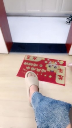 与娇妻恩爱时小嫂子插入嘲笑不停 直接掏出大鸡巴强推征服，插入骚逼就直唿好舒服激情内射 截图3