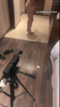 达哥带着喝的有点高的酒吧坐台妹纸酒店开房穿着黑丝开裆还给她舔逼非常会玩 截图14