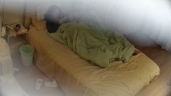 民宿酒店  极品美女跟种马男友住店 被各种暴操 抠逼抠到狂喷水 把床单打湿一大片 截图2